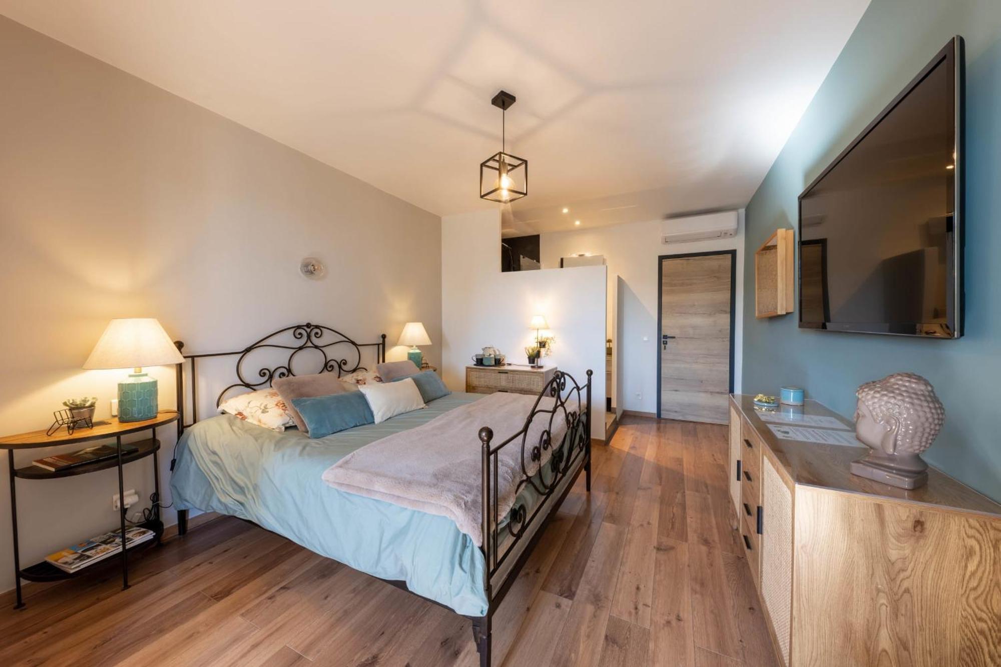 Deluxe With Garden Pool And Sea View