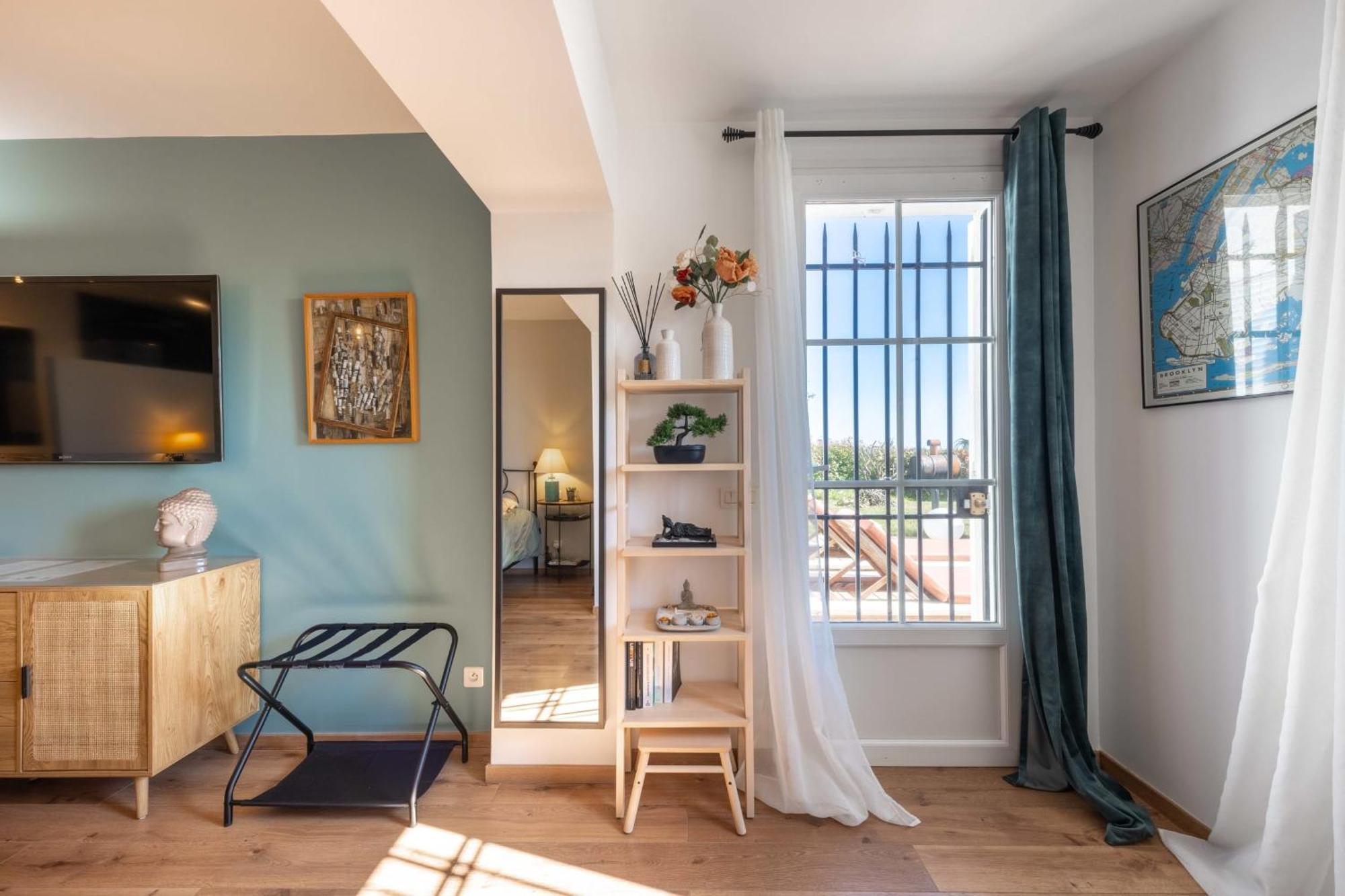Deluxe With Garden Pool And Sea View Feriehus