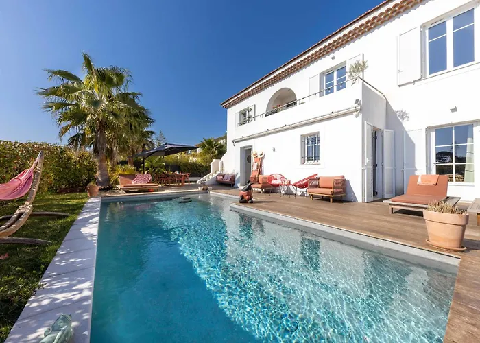 Deluxe Room With Garden Pool And Sea View