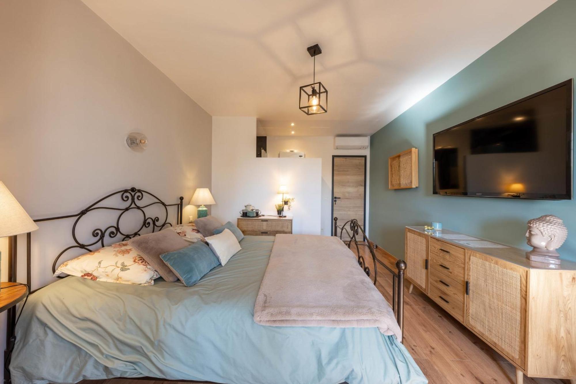 Hébergement de vacances Deluxe With Garden Pool And Sea View Nice